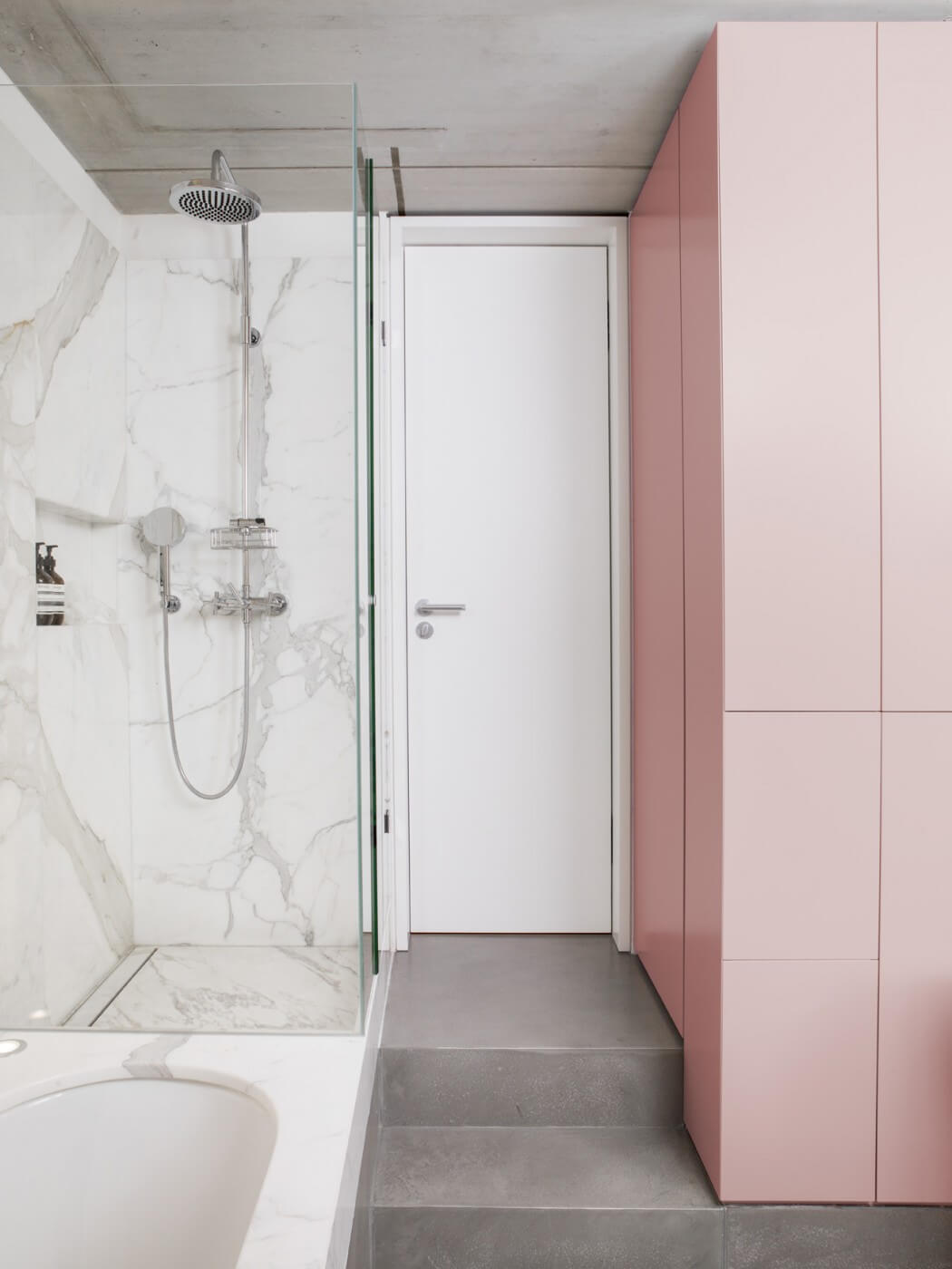 badrumsinspiration rosa badrum betong marmor dusch platsbyggd forvaring bathroom inspo bruzkus batek architects photo jens bosenberg badrumsdrommar