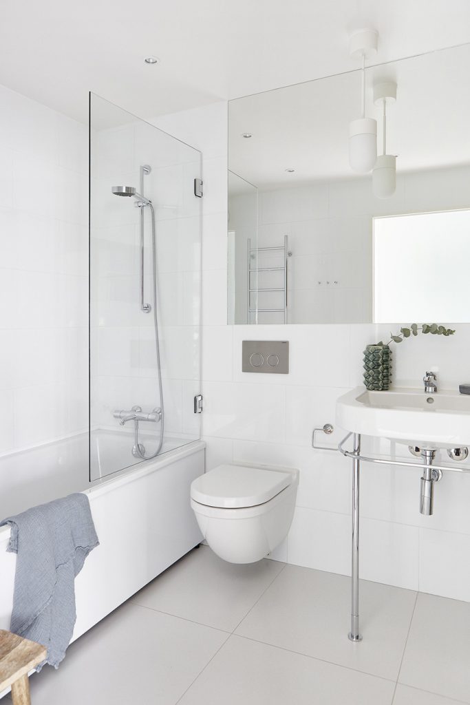 badrumsinspiration vitt badrum inspiration stockholm tvattmaskin torktumlare carrara marmor valnot badrumsskap fantasticfrank badrumsdrommar