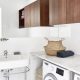 Badrumsinspiration - Vitt badrum med carrara marmor, badrumsskåp i valnöt och tvättställ på benställning