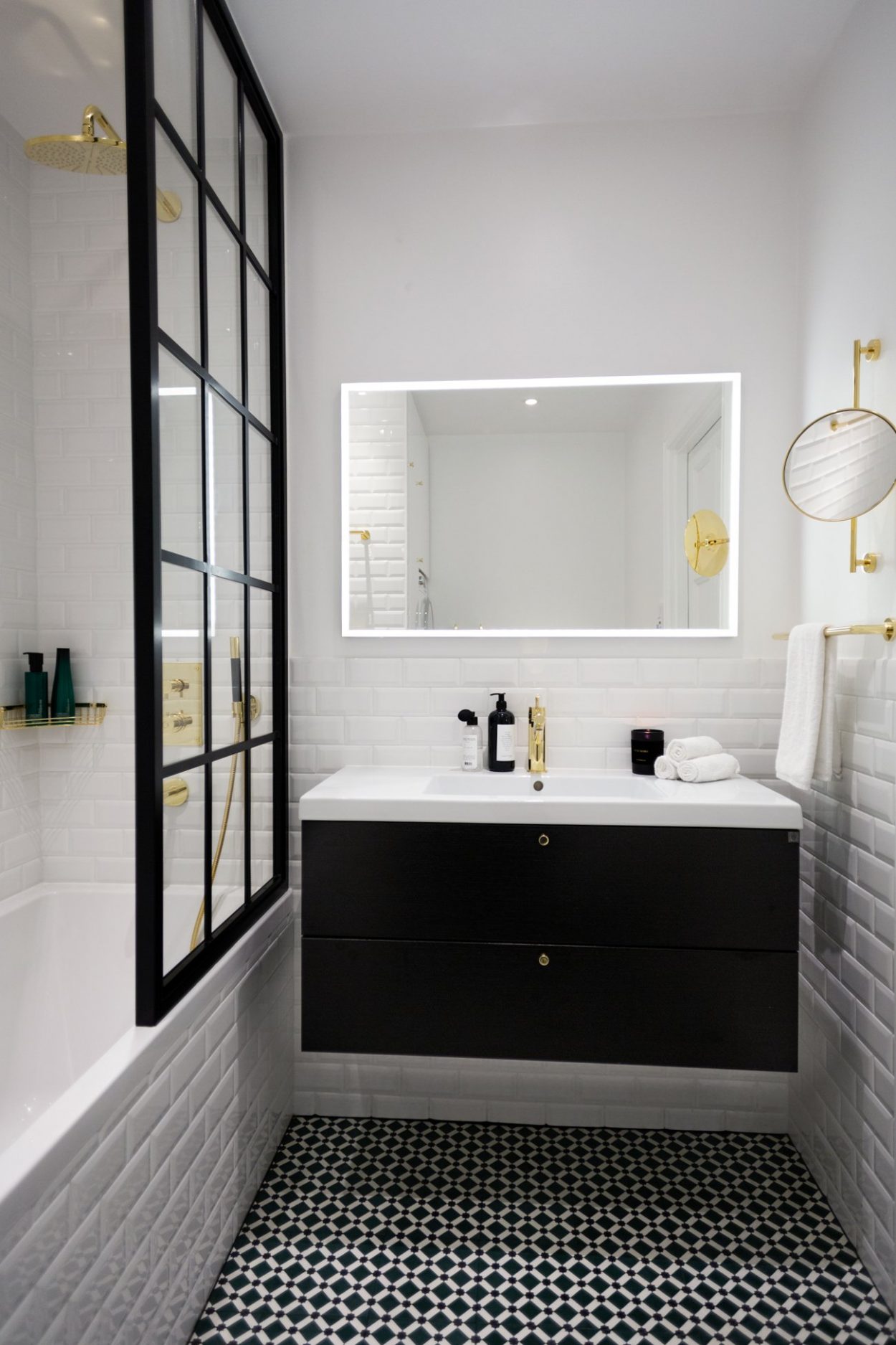 Badrumsinspiration - badrum inspiration Kenza Zouiten brass gold black bathroom furniture badrumsdrommar 1