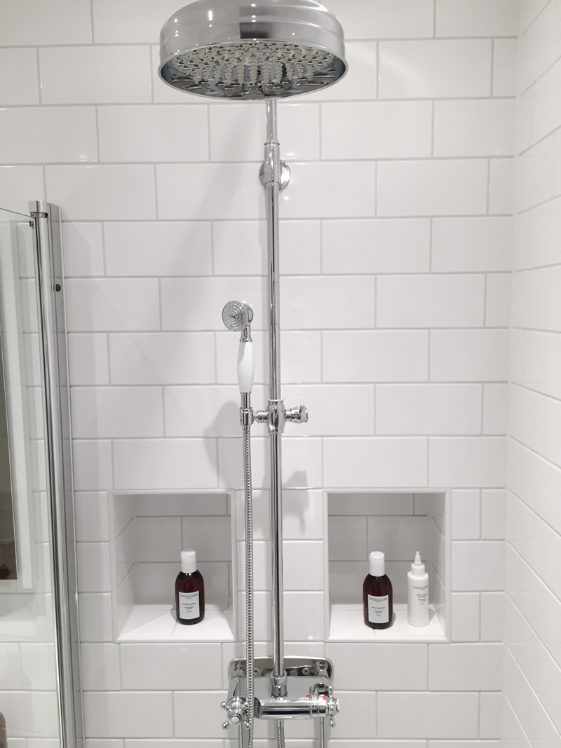 badrumsinspiration klassiskt badrum sekelskifte tal takdusch lantlig halvforband hyllnisch hemma hos andreas helsingborg badrumsdrommar