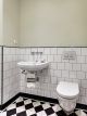 badrumsinspiration klassiskt badrum inspiration gammeldags badrumsstil schackrutigt badrumsgolv kryssblandare foto alexander white badrumsdrommar