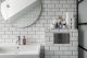 Badrumsinspiration - litet badrum med vitt fasat kakel 10x20 med mellangrå fog, industrivägg i svart stål och ljusblått mönstrat golv i Stockholm.