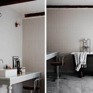 Badrumsinspiration - Badrum med grå kakel, carrara, enkel badrumsbelysning och litet tassbadkar. Styling av Pella Hedeby.