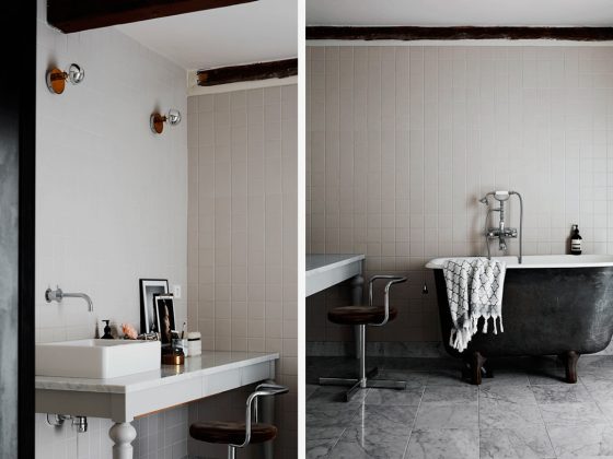 Badrumsinspiration - Badrum med grå kakel, carrara, enkel badrumsbelysning och litet tassbadkar. Styling av Pella Hedeby.