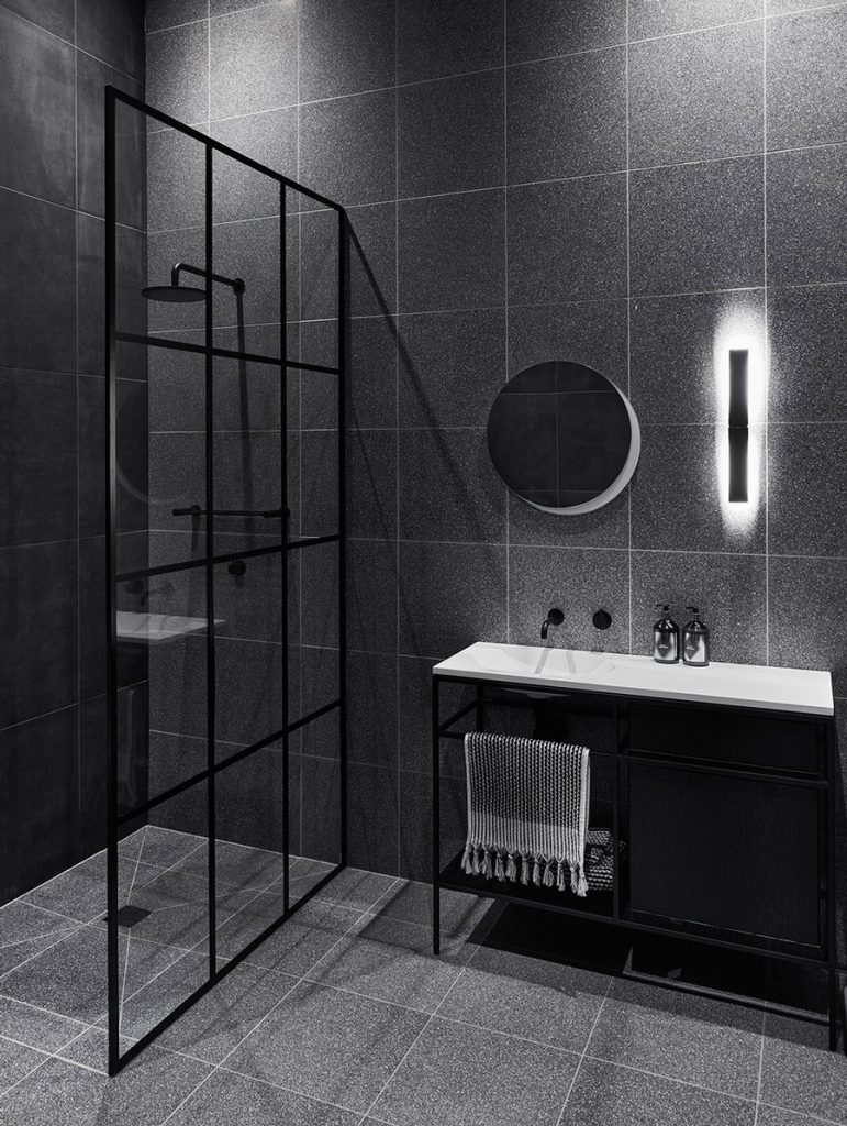 Badrumsinspiration - badrum inspiration modernt industriellt grått svarta duschväggar main ridge architect studio griffith foto sharyn cairns badrumsdrommar 1