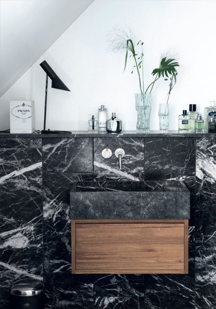 Badrumsinspiration - badrum inspiration svart marmor valnöt badrumsmöbel hemma hos thomas schlosser foto kira brandt bo bedre badrumsdrömmar 2
