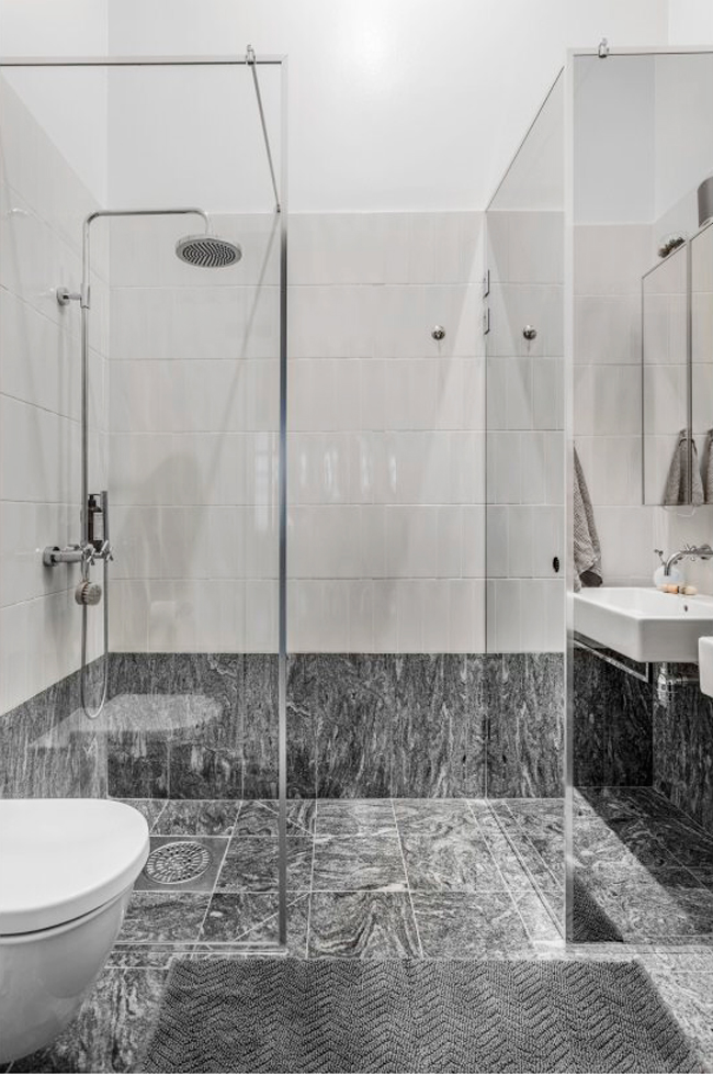Badrumsinspiration - badrum med inbyggda rör och duschblandare med täckkåpor.