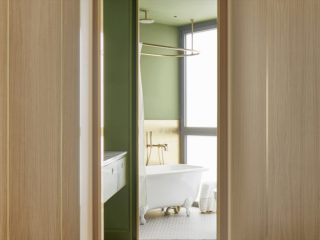 Badrumsinspiration - badrum inspiration brass green bath arago street apartment miriam barrio studio photo jose hevia badrumsdrommar 2