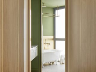 Badrumsinspiration - badrum inspiration brass green bath arago street apartment miriam barrio studio photo jose hevia badrumsdrommar 2