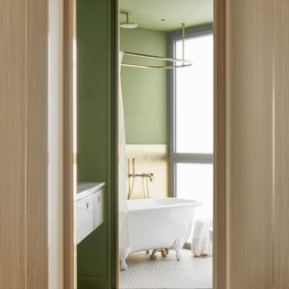 Badrumsinspiration - badrum inspiration brass green bath arago street apartment miriam barrio studio photo jose hevia badrumsdrommar 2