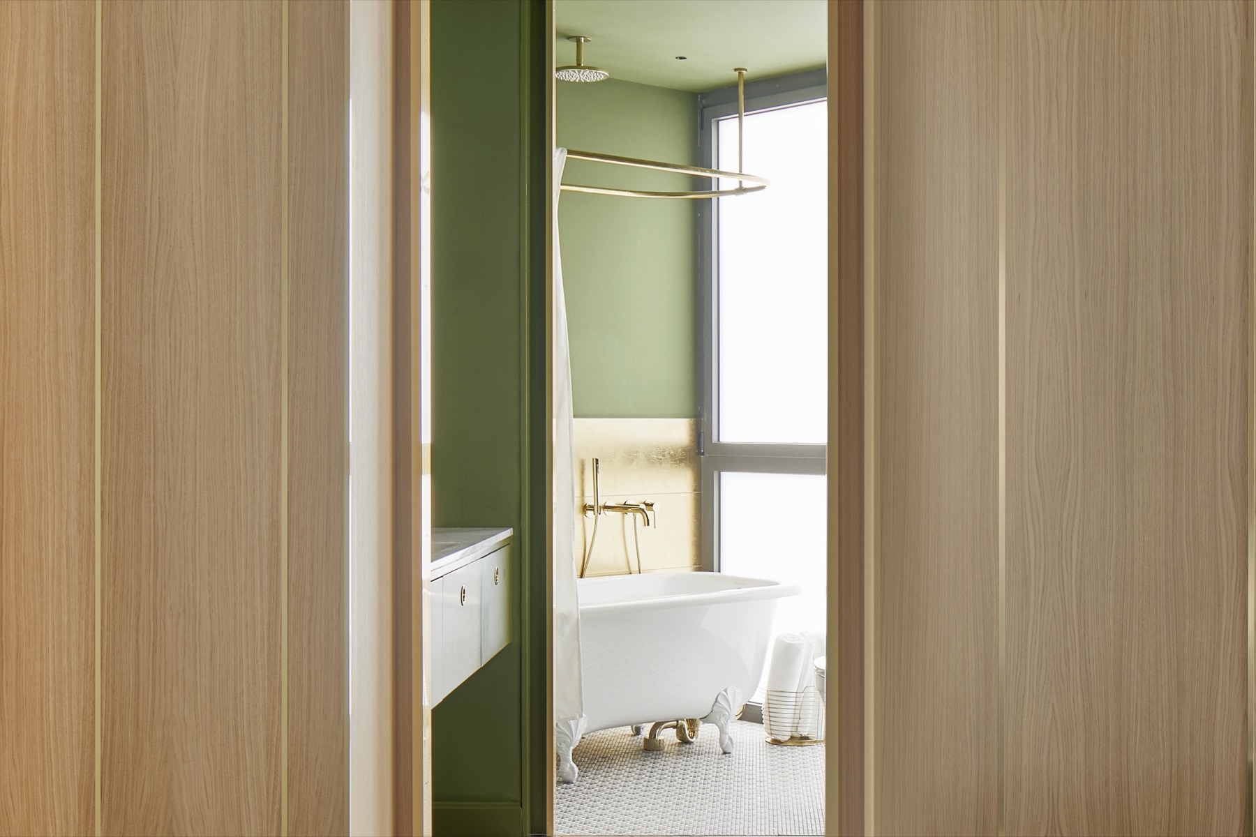 Badrumsinspiration - badrum inspiration brass green bath arago street apartment miriam barrio studio photo jose hevia badrumsdrommar 2