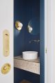 Badrumsinspiration - badrum inspiration brass green bath arago street apartment miriam barrio studio photo jose hevia badrumsdrommar powder room