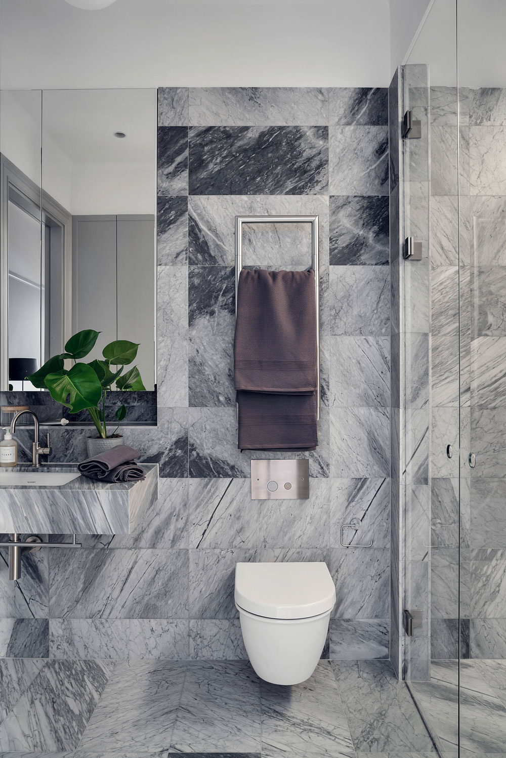 Badrumsinspiration - Kvadratiska marmorplattor i modernt badrum.