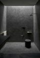 Badrumsinspiration - Minimalistiska badrum med mörk tadelakt i Marocko.
