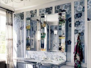 Badrumsinspiration - Badrum hemma hos Kate Moss i London med DeGournay Anemones tapet och arabescato marmor.