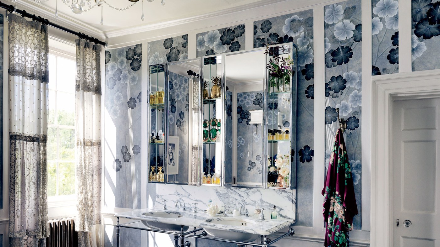 Badrumsinspiration - Badrum hemma hos Kate Moss i London med DeGournay Anemones tapet och arabescato marmor.