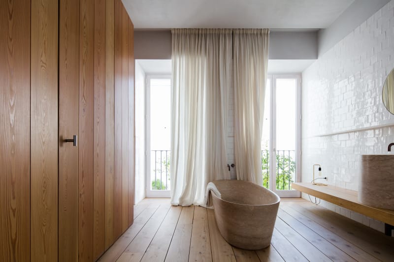 Badrumsinspiration - Modernt rustikt badrum med sandsten och stenbadkar på hotell Santa Clara 1728 i Portugal.