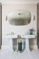 Badrumsinspiration - viktorianskt badrum med blommigt kakel och gammeldags tvättställ på pelare