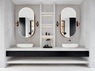 Badrumsinspiration - Modernt badrum med snygga spegelskåp, badrumslampor och mosaik.
