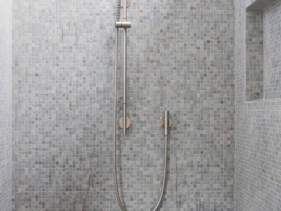 Badrumsinspiration - Badrum med grå mosaik av Templeton Architects