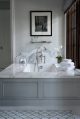 Badrumsinspiration - Gammeldags badrum med inbyggt badkar och arabesque mosaik i carrara marmor
