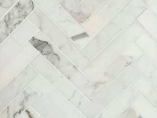 Badrumsinspiration - Mosaik i carrara marmor fiskbensmönster för badrum