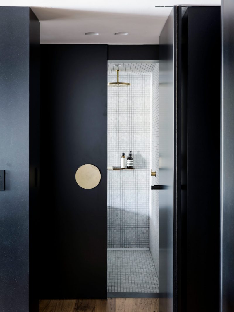 Badrumsinspiration - Badrum en suit med grå mosaik, blandare i mässing och svarta dörrar