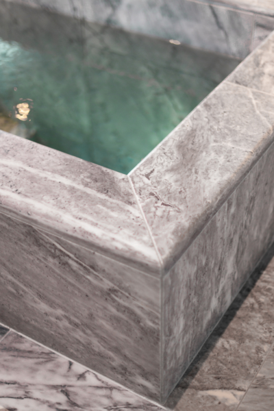Badrumsinspiration - Grå marmor spa bassäng på Nobis Hotel Copenhagen ritat av Gert Wingårdh