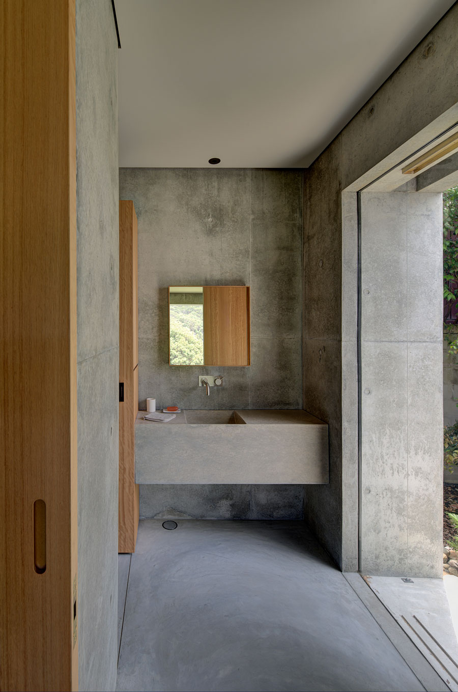 Badrumsinspiration: Avskalat badrum i betong och trä