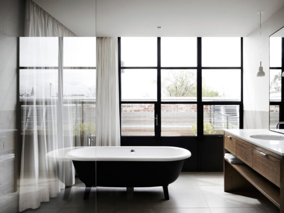 Badrumsinspiration - Elegant badrum med tadelakt, storformat, tassbadkar, mörkt trä, carrara, betong och svarta fönster