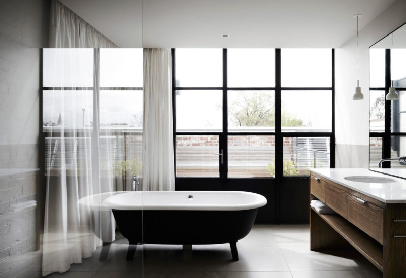 Badrumsinspiration - Elegant badrum med tadelakt, storformat, tassbadkar, mörkt trä, carrara, betong och svarta fönster