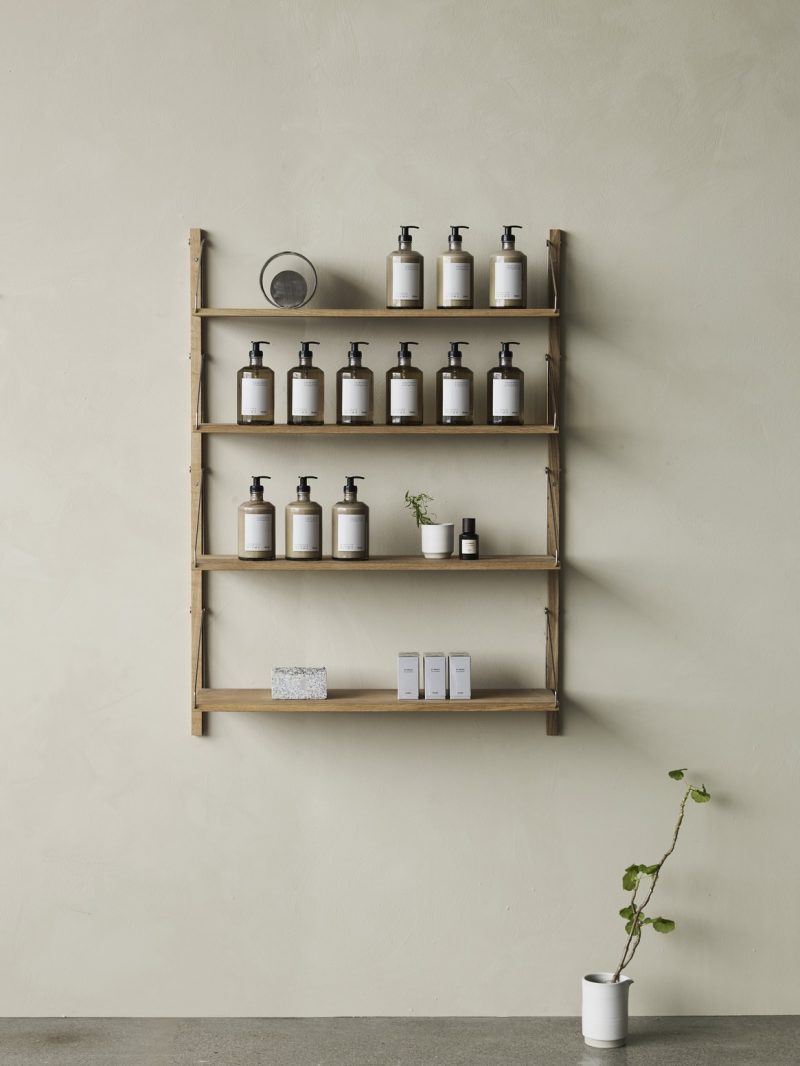 Badrumsnyheter 2019 och badrumsinspiration från Frama Shelf Library oak apothecary