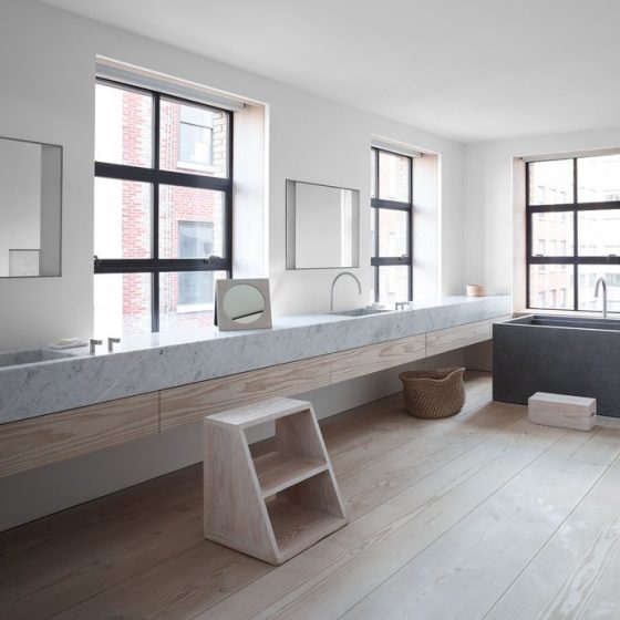 badrumsinspiration minimalistiskt badrum onsen japanskt bad carrara tvattstall dinesen golv penthouse manhattan jill dienst john pawson foto anthony cotsifas via ad badrumsdrommar