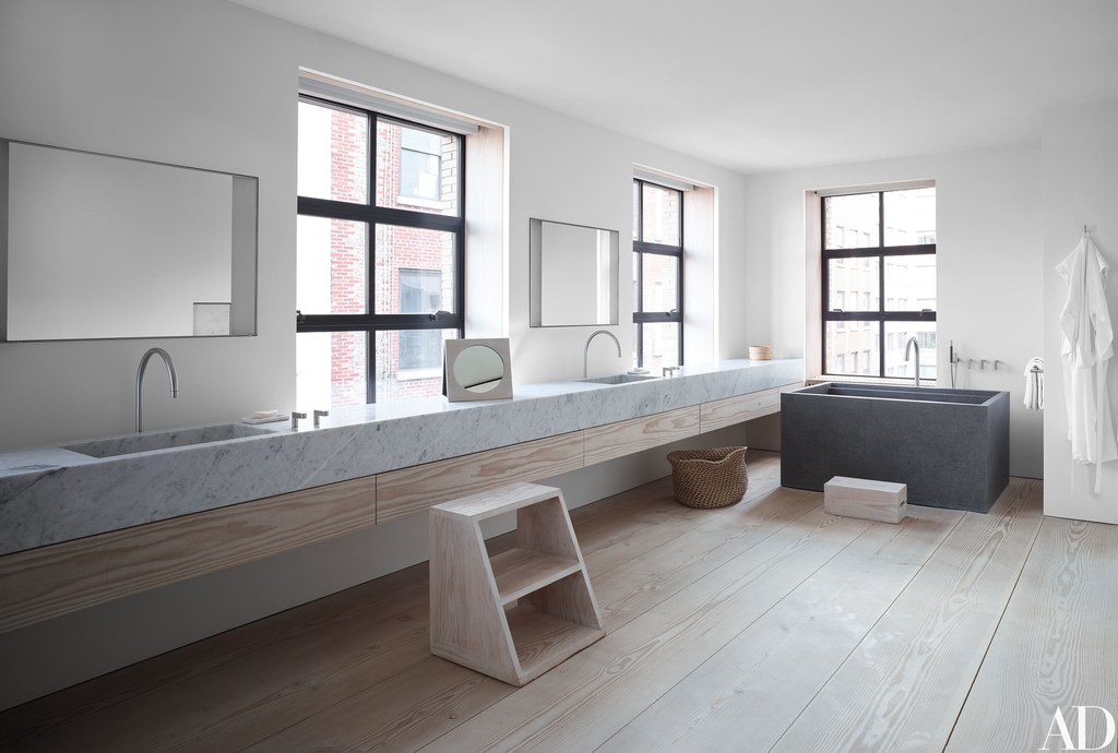 badrumsinspiration minimalistiskt badrum onsen japanskt bad carrara tvattstall dinesen golv penthouse manhattan jill dienst john pawson foto anthony cotsifas via ad badrumsdrommar