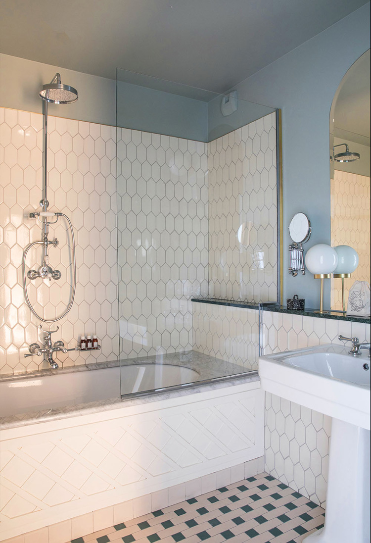 badrumsinpiration ljusbla romantiskt badrum hotellbadrum hotel des grands boulevards toppskiva badkar badrumslampa design dorothee meilichzon photo karel balas badrumsdrommar