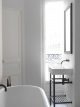 badrumsinspiration svartvitt badrum i paris tvattstall benstallning carrara tvattstall marmorhandfat svart blandare interior nicolas schuybroek badrumsdrommar