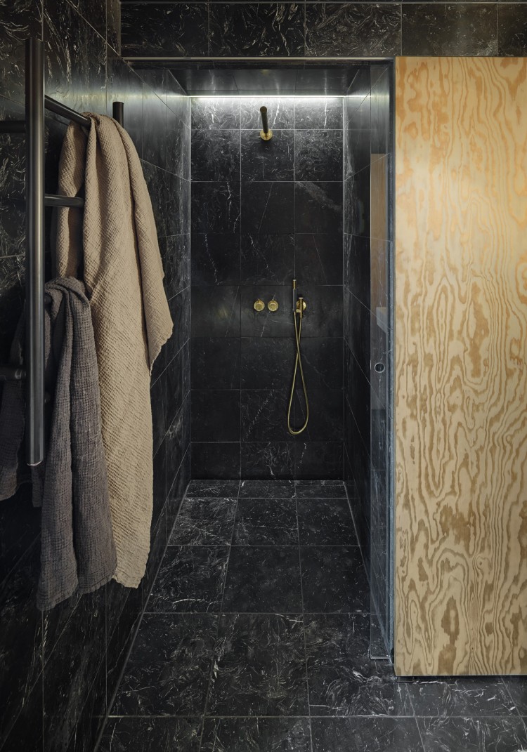 badrumsinspiration svart marmor badrum dusch hemma hos arkitekten andreas martin lof aspvik skargard foto ake eson lindman badrumsdrommar