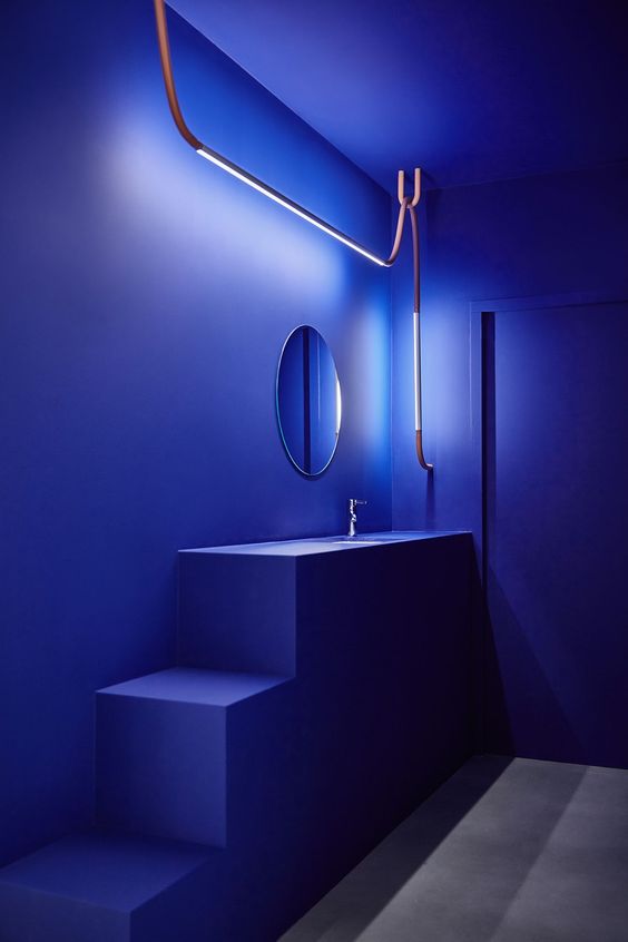 badrumsinspiration trendspaning electric blue klein blue s betonggolv ace and tate netherlands os and oos photo jeroen van der wielen badrumsdrommar