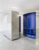 badrumsinspiration trendspaning electric blue klein blue s betonggolv frederik vercruysse museum m louvain badrumsdrommar