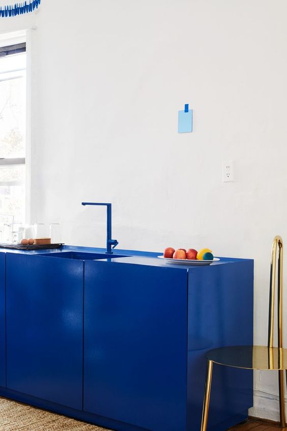 badrumsinspiration trendspaning electric blue klein blue s blue kitchen home of Harry Nuriev New York photo Pippi Drummond badrumsdrommar