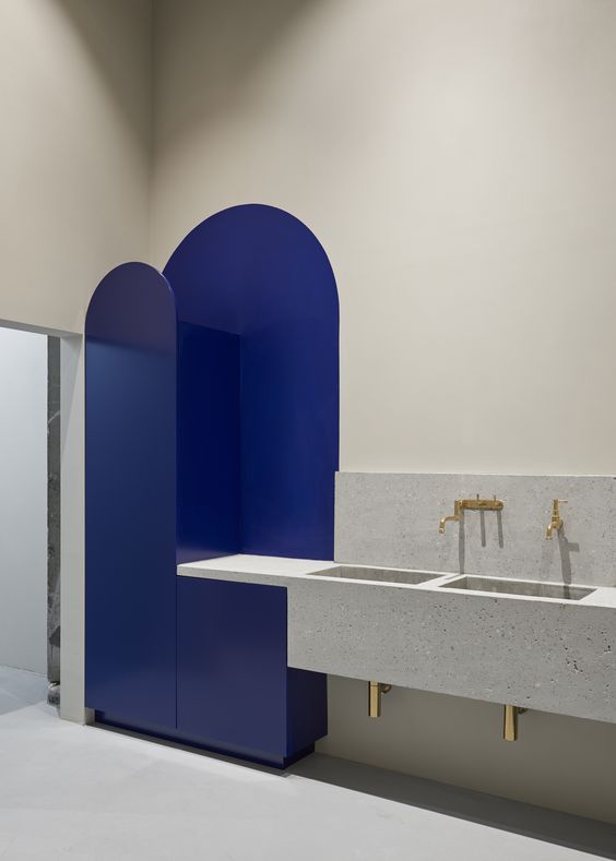 badrumsinspiration trendspaning electric blue klein blue terrazzo s arch melbourne flower merchant studio photo dan hocking badrumsdrommar