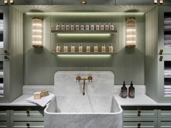 badrumsinspiration lyxigt badrum i alperna carrara marmor guld stenhandfat lindblomsgron trapanel badrumslampa chalet gstaad design Humbert Poyet foto Francis Amiand badrumsdrommar