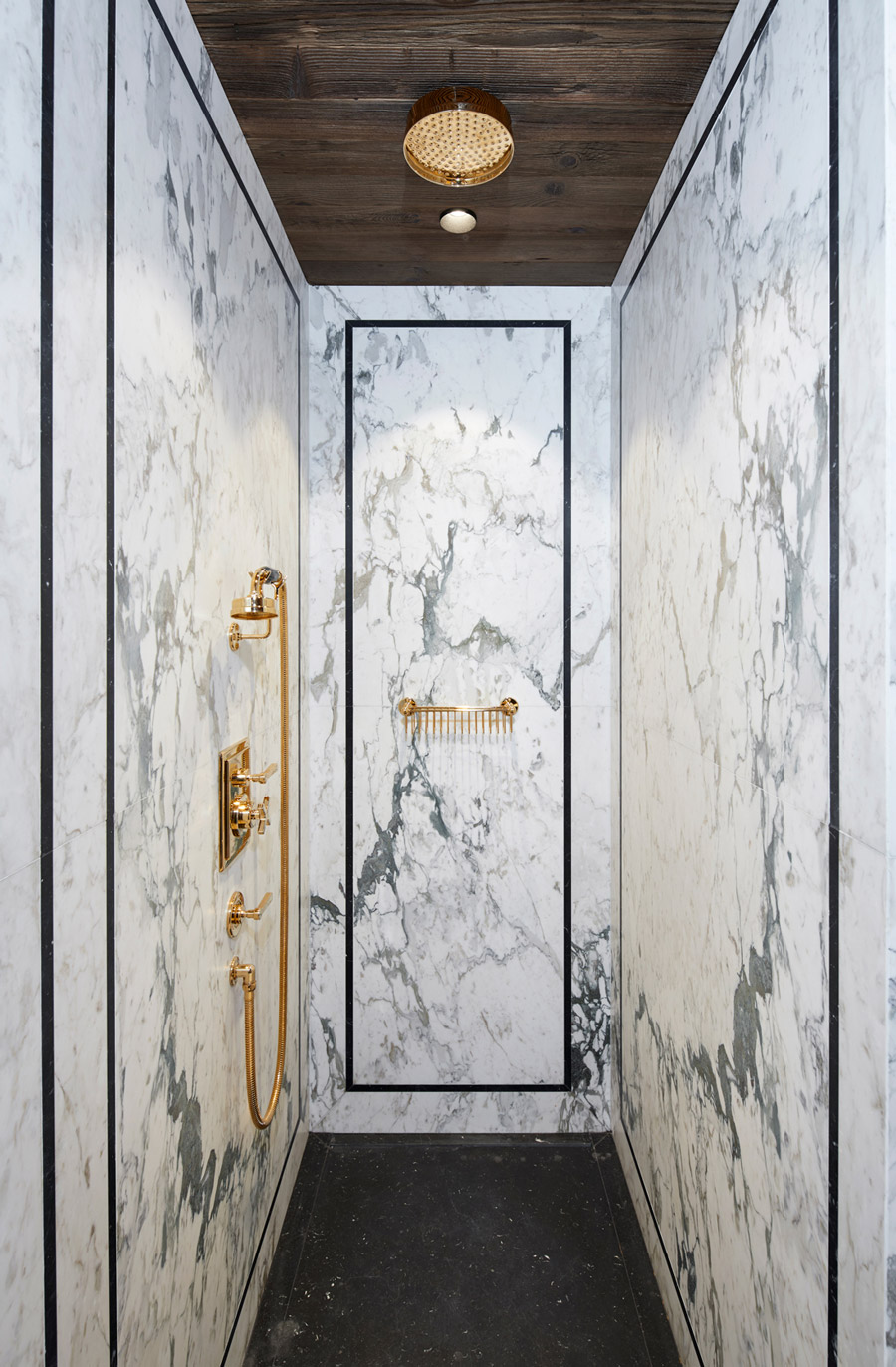 badrumsinspiration lyxigt badrum i alperna svart marmor guld statuario takdusch chalet gstaad design Humbert Poyet foto Francis Amiand badrumsdrommar