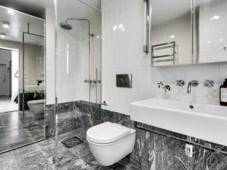 badrumsinspiration tvattmaskin tvattpelare marmor halvkaklat tvättpelare dusckvägg spegelvägg teknologgatan badrumsdrommar
