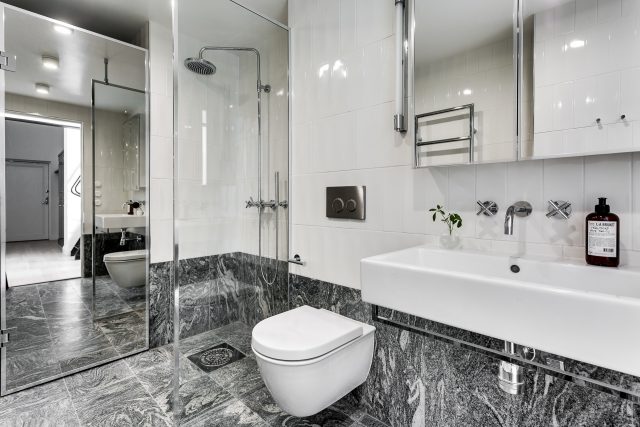 badrumsinspiration tvattmaskin tvattpelare marmor halvkaklat tvättpelare dusckvägg spegelvägg teknologgatan badrumsdrommar