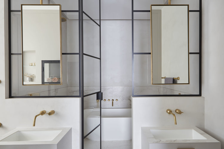 badrumsinspiration beige badrum marmor svart duschvagg industriell elegant badrumsstil design mc crum interior design marylebone badrumsdrommar
