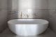 badrumsinspiration beige badrum marmor svart duschvagg industriell elegant badrumsstil fristaende badkar design mc crum interior design marylebone badrumsdrommar