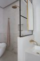badrumsinspiration beige badrum marmor svart duschvagg industriell elegant badrumsstil massing dusch design mc crum interior design marylebone badrumsdrommar