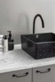 badrumsnyheter woodio kantigt svart tvattstall miljotank badrum badrumsdrommar